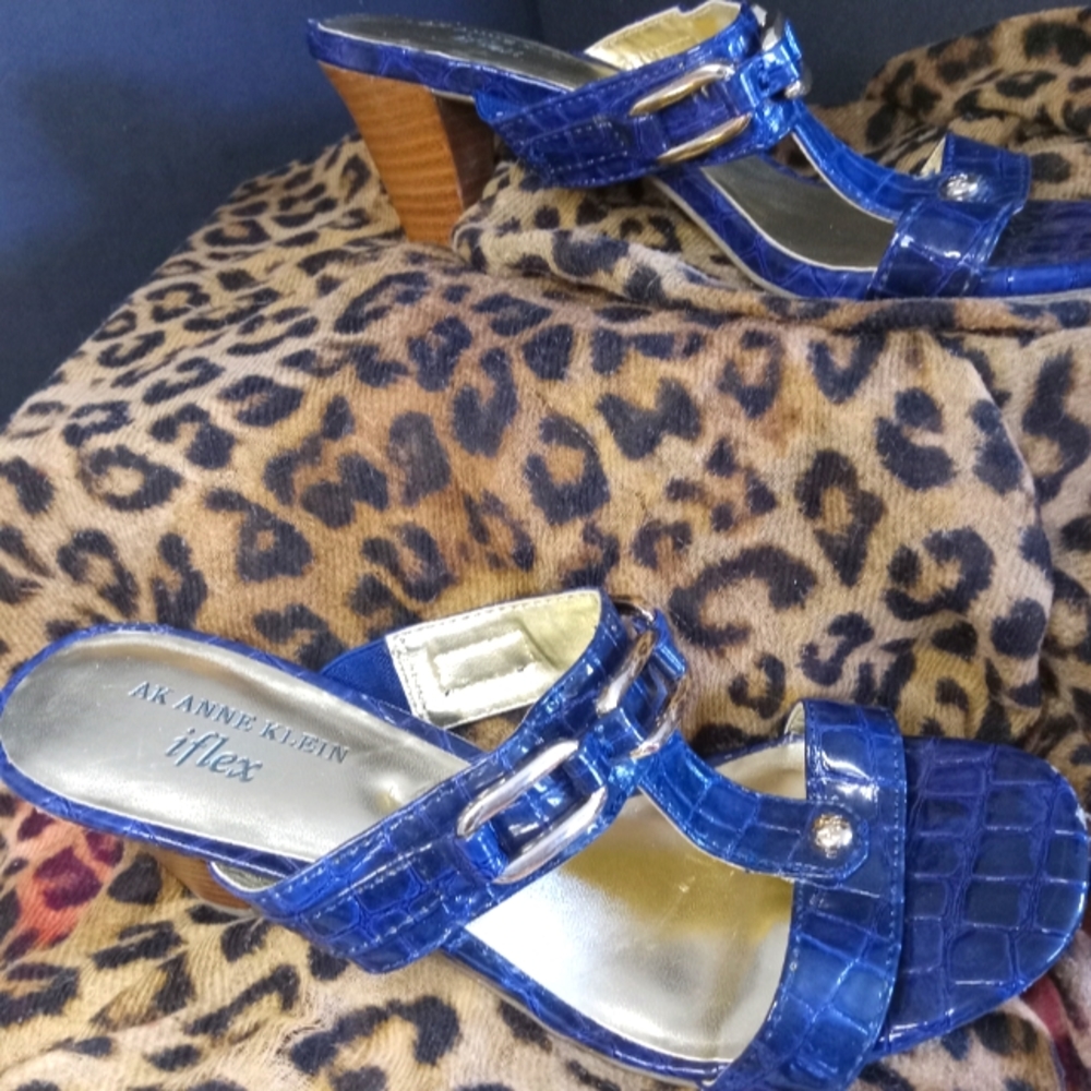 Blue & Gold Anne Klein iflex sandle pumps